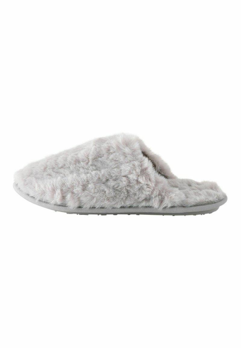 Grå faux fur slippers med åbent tådesign, struktureret overflade og en fleksibel gummisål med et mønster af små greb.