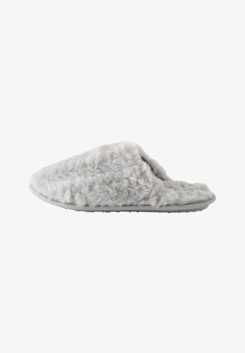 Grå faux fur slippers med åbent tådesign, struktureret overflade og en fleksibel gummisål med et mønster af små greb.