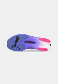 Semelle de chaussure dégradée de violet à blanc, accentuée de rose et de noir. Motif de traction texturé avec un logo central et des détails de marque.