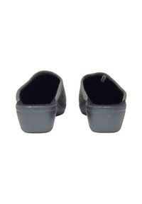 Scarpe slip-on grigie con tomaia testurizzata, schiena aperta e suole in gomma grigia di altezza media. L'interno presenta un morbido rivestimento nero.