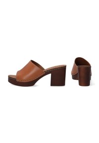 Braune Leder-Mules mit Blockabsatz verfügen über einen breiten Riemen an der Oberseite, gestickte Details und eine glatte, leicht glänzende Textur.