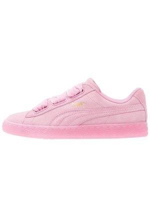 Lavtop rosa ruskind Puma sneakers med tykke båndformede snørebånd og en rosa gennemsigtig gummisål, set fra siden.