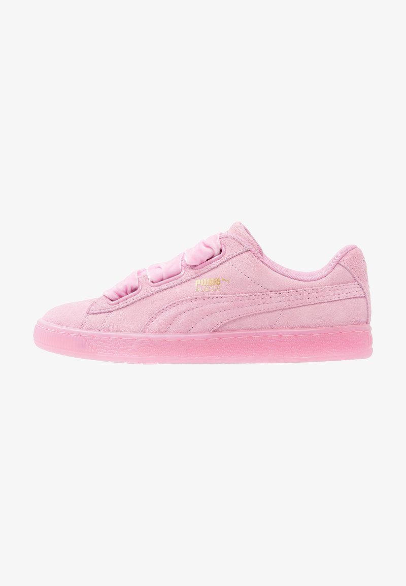 Baskets basses en suède rose Puma avec des lacets épais en forme de ruban et une semelle en caoutchouc rose translucide, vues de côté.