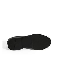 Schwarze Schuhsohle mit gerippter Textur, ausgestattet mit einem kräftigen Absatz und glatten Seiten. Entwickelt für Stabilität und Grip.