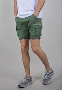 Alpha Industries CREW - Kratke hlače - vintage green