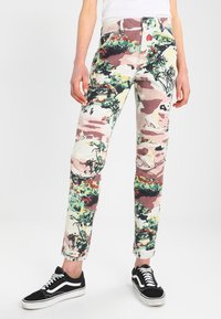 Flerfärgade byxor med blommönster och abstrakta mönster, tillverkade av bomull, med slim fit och slitna detaljer vid knäna.