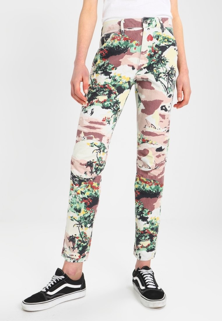 Flerfärgade byxor med blommönster och abstrakta mönster, tillverkade av bomull, med slim fit och slitna detaljer vid knäna.