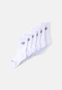 Hvide bomulds sportssokker, ribbet tekstur, med mørkegrå 'New Balance' logo. Pakke med seks, crew længde.