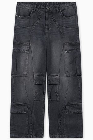 Črne denim cargo hlače, ki imajo več krožnih žepov, širok kroj in izrazite šive za dodano teksturo.