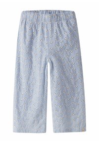 Svetlo modre hlače do kolen z elastičnim pasom, okrašene z vezenimi cvetličnimi vzorci in majhnimi izrezki po celotnem površju.