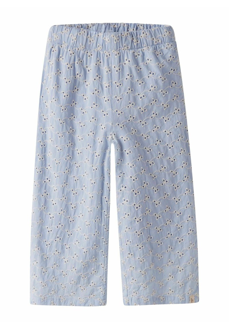 Svetlo modre hlače do kolen z elastičnim pasom, okrašene z vezenimi cvetličnimi vzorci in majhnimi izrezki po celotnem površju.