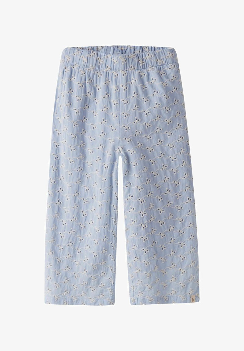 Svetlo modre hlače do kolen z elastičnim pasom, okrašene z vezenimi cvetličnimi vzorci in majhnimi izrezki po celotnem površju.