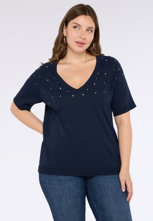 T-shirt navy a scollo a V con maniche corte, decorato con perline multicolori sulle spalle, realizzato in tessuto morbido con una vestibilità comoda.