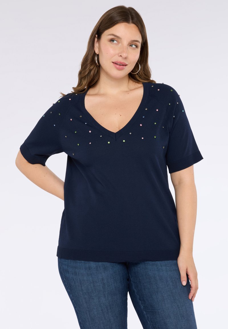 T-shirt navy a scollo a V con maniche corte, decorato con perline multicolori sulle spalle, realizzato in tessuto morbido con una vestibilità comoda.