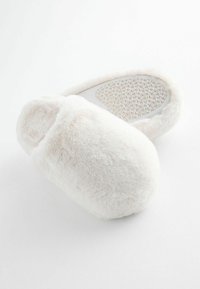 Hvide faux fur slippers med rund tådesign, blød tekstur og tekstureret gummisål med blomster mønster.