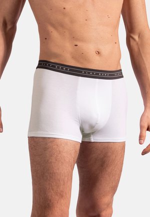 Valkoiset boxerit, jotka on valmistettu pehmeästä materiaalista, mustalla vyötärönauhamerkkillä "OLAF BENZ", istuva malli, keskipitkä pituus, sileä rakenne.