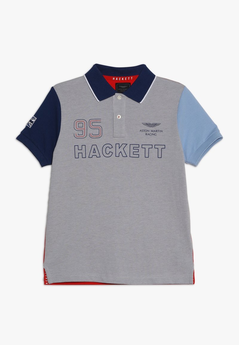 Polo à manches courtes en coton gris, marine et bleu clair. Comprend des accents rouges, un logo "95" et une broderie Aston Martin sur la poitrine.