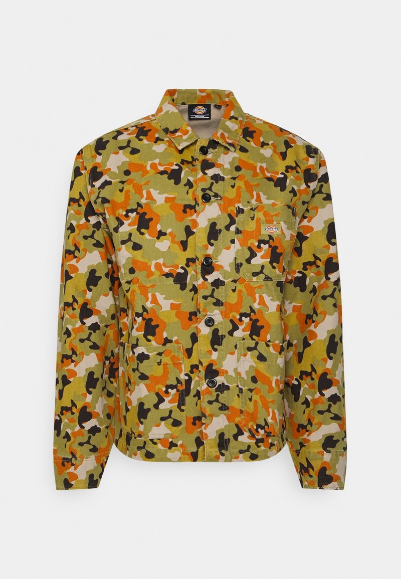 Veste masculine à boutons avec motif camouflage vert, orange, noir et beige, comprenant des poches sur la poitrine et en bas à l'avant.