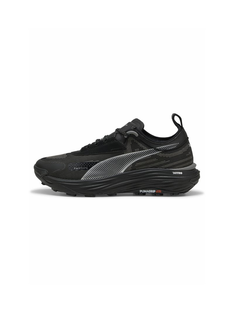 Scarpa da corsa PUMA nera con suola spessa, grip strutturato, logo argentato riflettente e asola sul tallone su sfondo bianco.