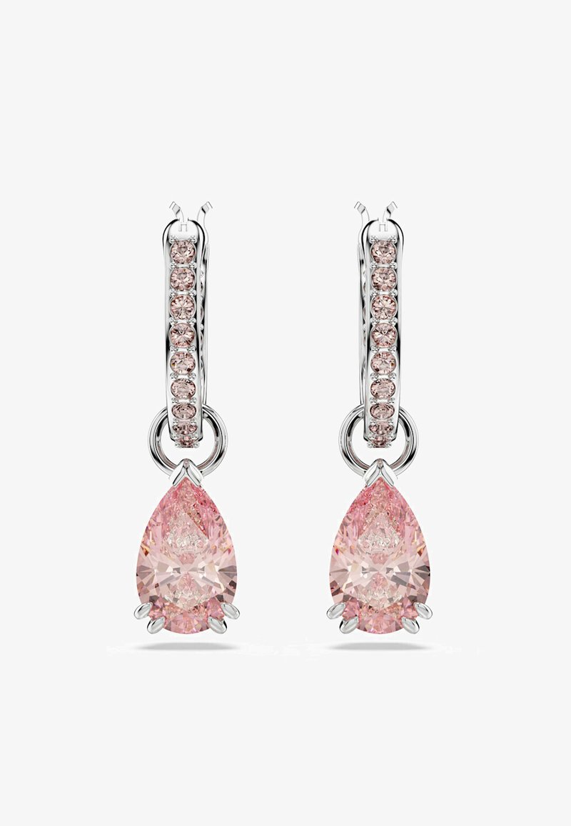 Różowe kolczyki w kształcie łezki mają centralny kamień w kształcie gruszki z przezroczystymi akcentami, osadzone w srebrnym metalu, ozdobione małymi okrągłymi kamieniami.