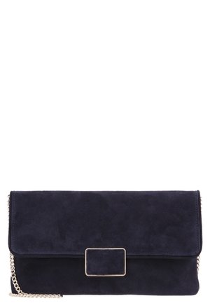 Granatowa zamszowa kopertówka z prostokątną srebrną klamrą na klapie i srebrnym łańcuszkiem, prezentowana na białym tle.