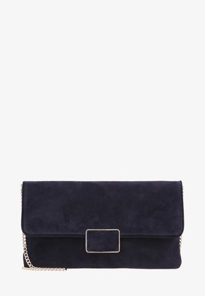 Pochette en daim bleu marine avec une boucle rectangulaire argentée sur le rabat et une chaîne argentée en bandoulière, présentée sur un fond blanc.