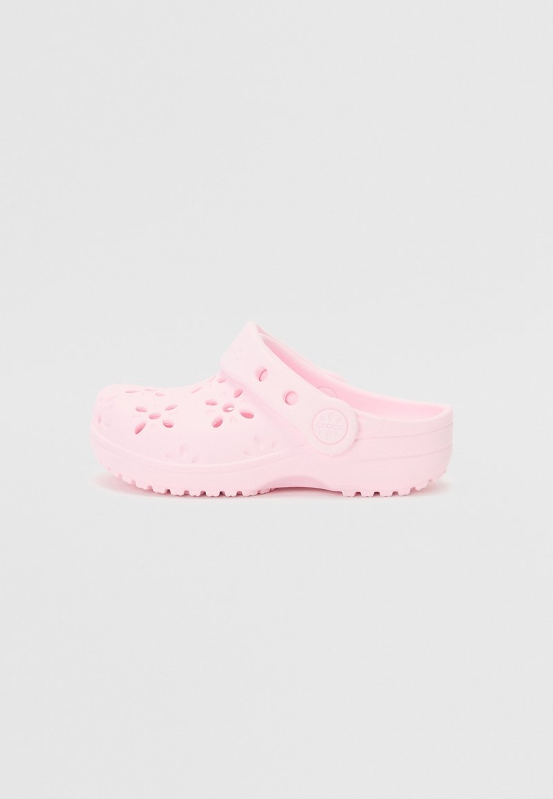 Rosa plastiklärka med ventilationshål, bakrem och texturerad sula. Rundad tå och lätt struktur som är designad för komfort.