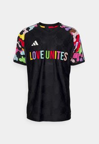 Czarny sportowy t-shirt z kolorowymi, abstrakcyjnymi rękawami. Zawiera tekst "MIŁOŚĆ ŁĄCZY" w żywych kolorach. Wykonany z lekkiego materiału.