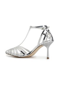 Sandalias de tacón alto plateadas con un diseño abierto que presenta múltiples tiras horizontales. Puntera afilada y tacón stiletto estrecho. Textura suave.
