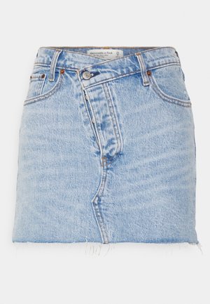 Ljust blå denim minikjol med hög midja, framknäppning, fem fickor och rå kantdetaljer.