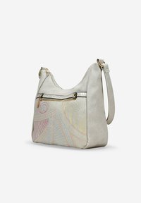 Bolso de mano de imitación cuero crema con bordado multicolor, un bolsillo con cremallera y correa ajustable. Diseño curvado con acentos texturizados.