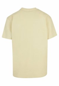 Kortærmet t-shirt i lys gul bomuldsstof. Har en rund halsudskæring og en afslappet pasform, med en glat tekstur og ensfarvet bagside.
