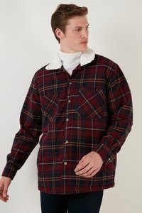 Cămașă din flanel în carouri roșu, albastru marin și galben. Dispune de un guler alb din blană artificială, două buzunare pe piept și închidere cu nasturi. Textură moale.