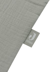 Tissu en mousseline gris clair avec un tissage texturé. Présente une petite étiquette blanche avec le logo "Jollein" visible.