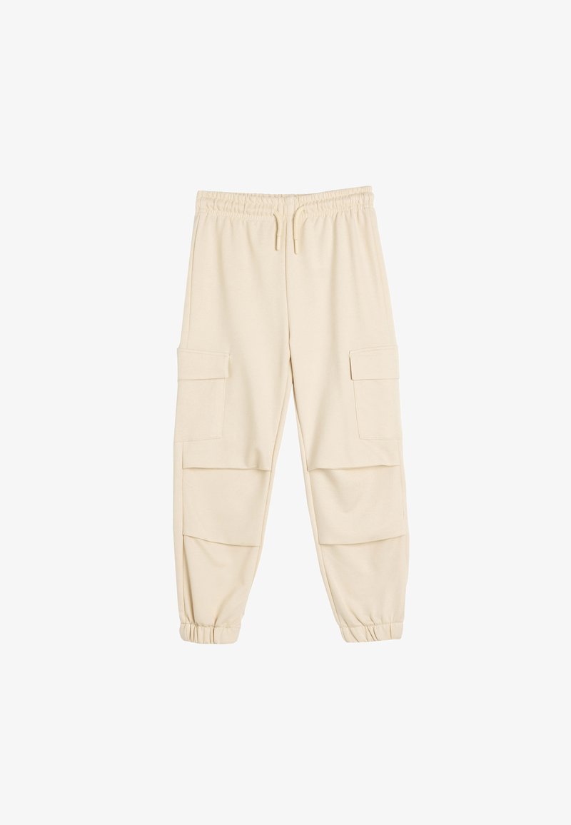 Pantalones cargo beige hechos de un tejido suave, con una cinturilla elástica, dos bolsillos laterales de carga y puños ajustados en los tobillos.
