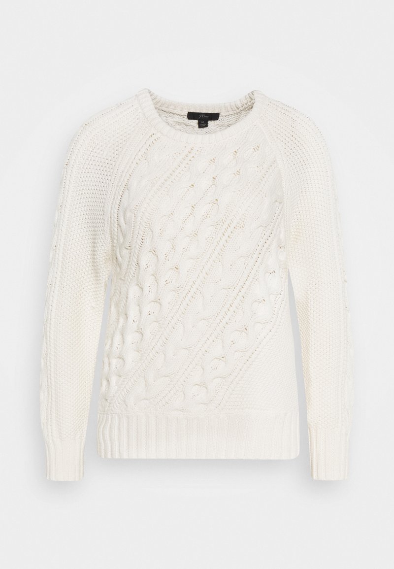 Maglione bianco a costine con scollatura rotonda e polsini a coste. Presenta texture diverse e motivi a treccia diagonali in tutto il capo.