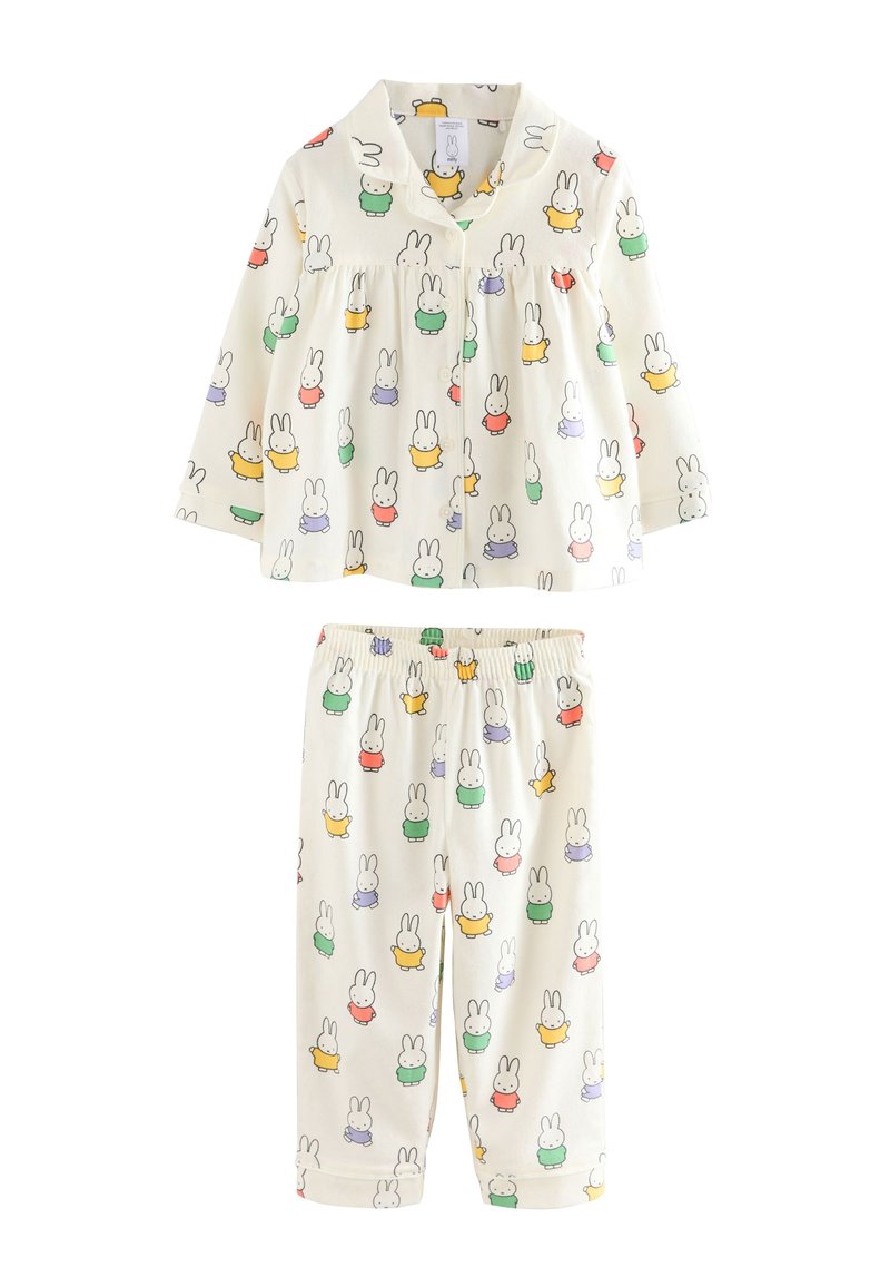Ensemble pyjama deux pièces en tissu crème avec un imprimé ludique de lapin en plusieurs couleurs. Le haut est doté de boutons et d'un col, et le pantalon est élastiqué.