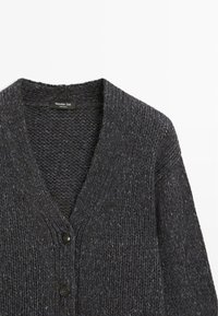 Ciemnoszara kardiganka wykonana z fakturowanej dzianiny, z dekoltem w serek, dwoma guzikami z przodu oraz metką z napisem "Massimo Dutti".