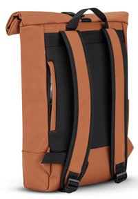 Rucsac marron cu capac rulat, curele din plasă neagră, un buzunar lateral cu fermoar și un material durabil, rezistent la apă. Formă rectangulară.