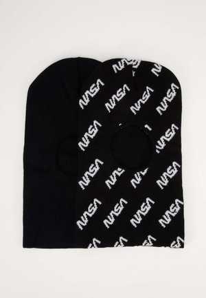 Due beanie in maglia: uno nero uniforme e l'altro con un motivo ripetitivo del logo "NASA" in bianco. Entrambi hanno una forma arrotondata e una consistenza morbida.