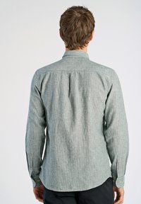 Camisa de hombre a rayas verdes con mangas largas, puños abotonados, cuello clásico y una tela suave y texturizada.