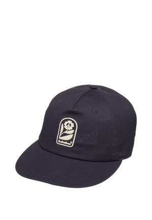 Casquette de baseball bleu foncé avec une visière plate et un patch blanc montrant une fleur et le logo Quiksilver sur le panneau avant.
