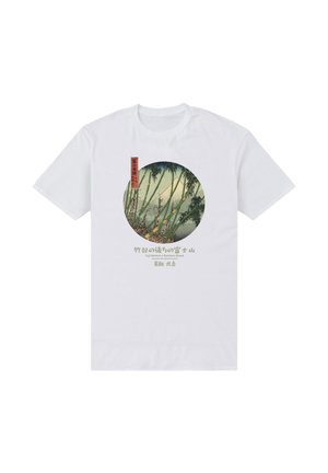 Camiseta de algodón blanco con un estampado circular de bambú y el Monte Fuji, con texto en japonés encima y debajo del diseño gráfico.