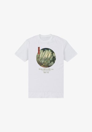 Camiseta de algodón blanco con un estampado circular de bambú y el Monte Fuji, con texto en japonés encima y debajo del diseño gráfico.