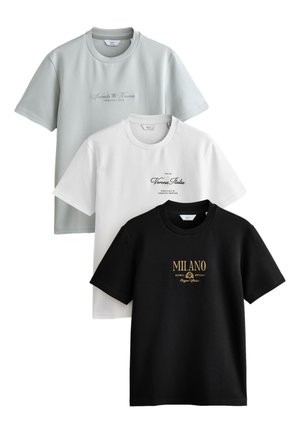 Drei kurzärmelige T-Shirts: hellgrau, weiß mit Schriftzug und schwarz mit goldenem Druck. Glatter Baumwollstoff, lockere Passform, Rundhalsausschnitt.