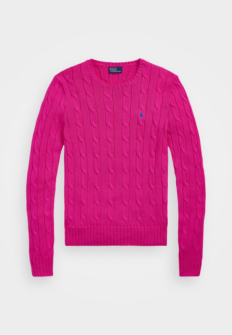 Rosa kabelstickad tröja med rund halsringning, ribbade ärmslut och fåll. Har en liten blå logotyp på bröstet. Tillverkad av ett strukturstickat material.