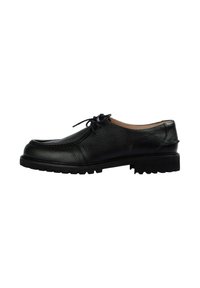 Zapato de cuero negro con un acabado texturizado, punta redonda y cordones decorativos. Presenta una suela gruesa y resistente para un mejor agarre.