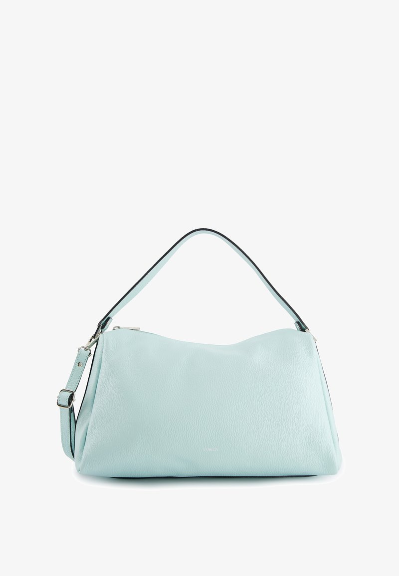 Helleblaue Lederhandtasche mit glatter Textur, gewölbtem oberen Teil und abnehmbarem Schulterriemen. Sie verfügt über silberne Beschläge und eine minimalistische Markenkennzeichnung.