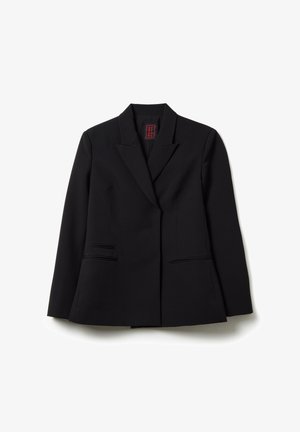 Blazer nero sartoriale con revers a punte, maniche lunghe e due tasche a filetto frontali, steso su uno sfondo bianco.