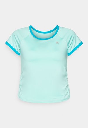 Maglietta sportiva azzurro chiaro con maniche raglan corte, scollo rotondo e accenti turchesi a contrasto. Presenta dettagli arricciati sui lati.